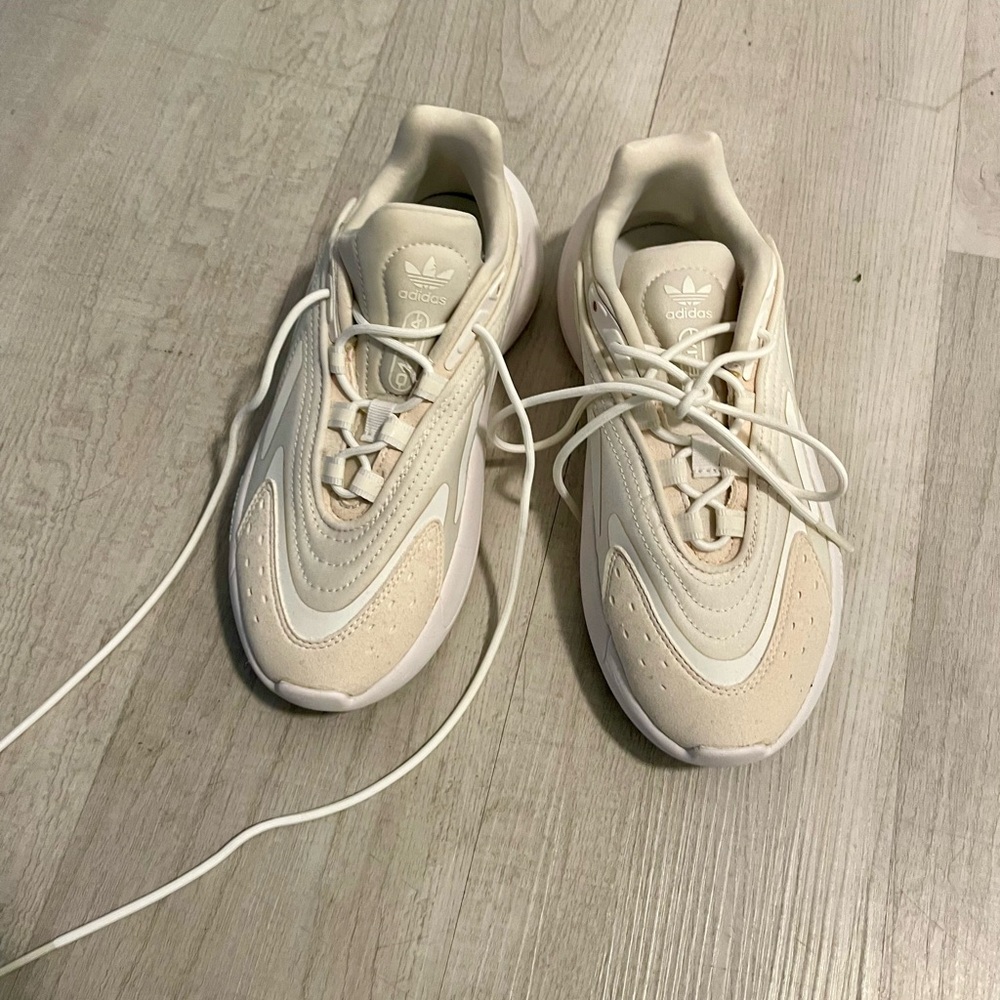 Adidas Ozelia sneakers kid’s size 4.5. Worn a few times no box